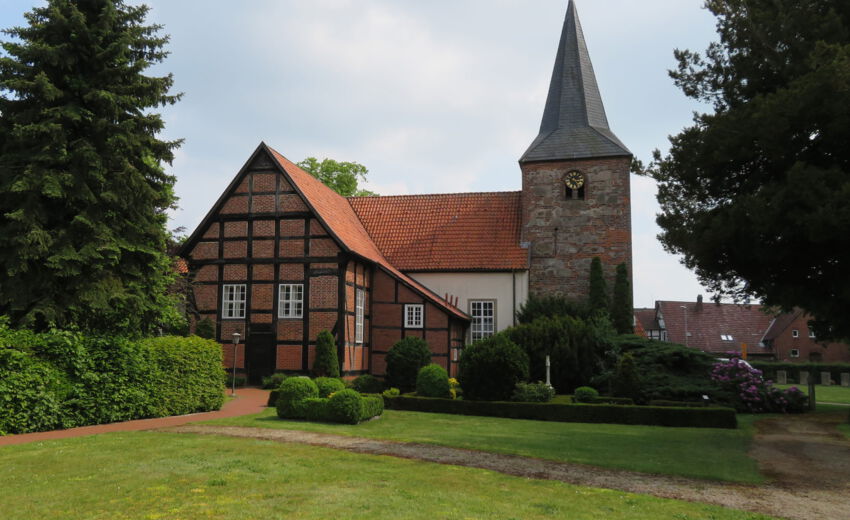 Blick auf die St. Georgs Kirche auf dem Friedhof in Warmsen