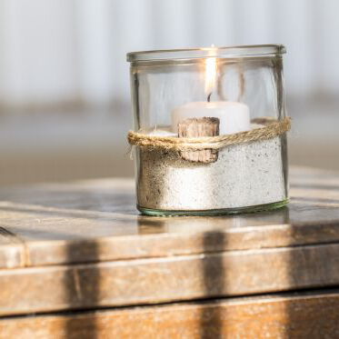 Brennendes, weißes Teelicht in einem Glas als Symbolbild für das Meyer Gedenkportal