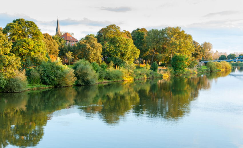 Idyllisches Landschaftsbild von Nienburg/Weser mit Blick auf die Weser am Tag