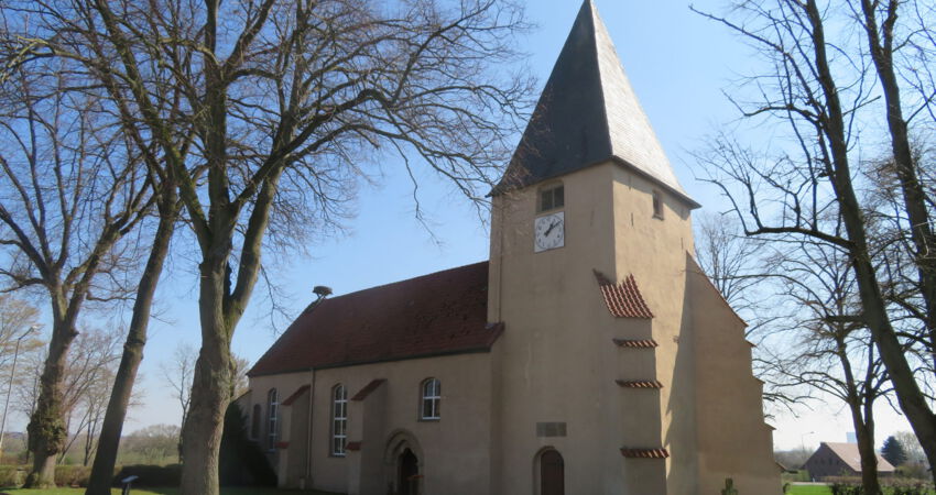 Blick auf die Apostelkirche Ovensteadt in Petershagen