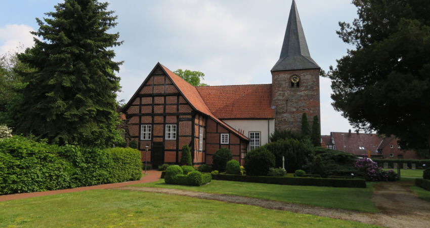 Blick auf die St. Georgs Kirche auf dem Friedhof in Warmsen
