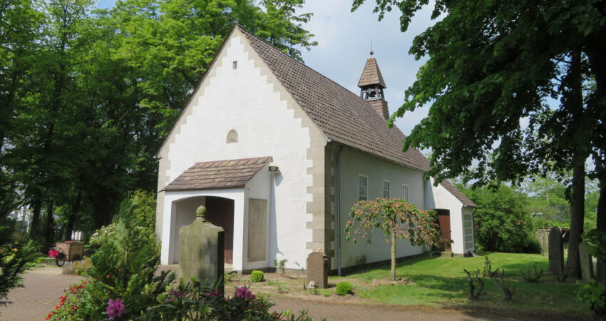 Blick auf die Friedhofskapelle in Uchte