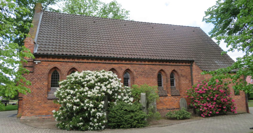 Blick auf die Friedhofskapelle Stolzenau