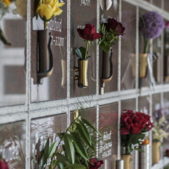 Blick auf Blumen an einzelnen Urnenfächern in einem Kolumbarium in Warmsen