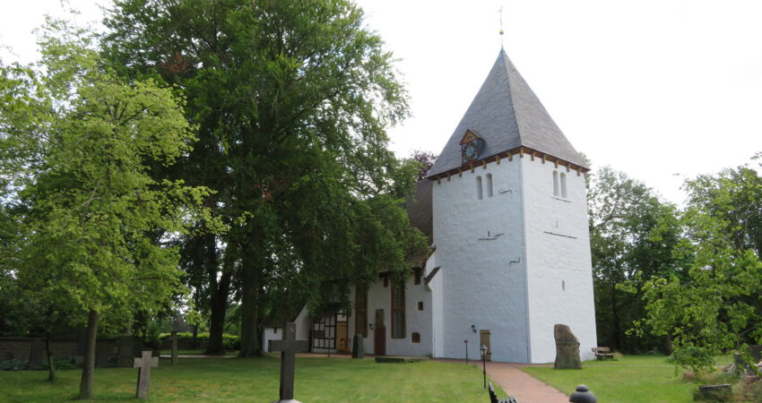 Blick auf die Danielskirche zu Lavesloh in Diepenau