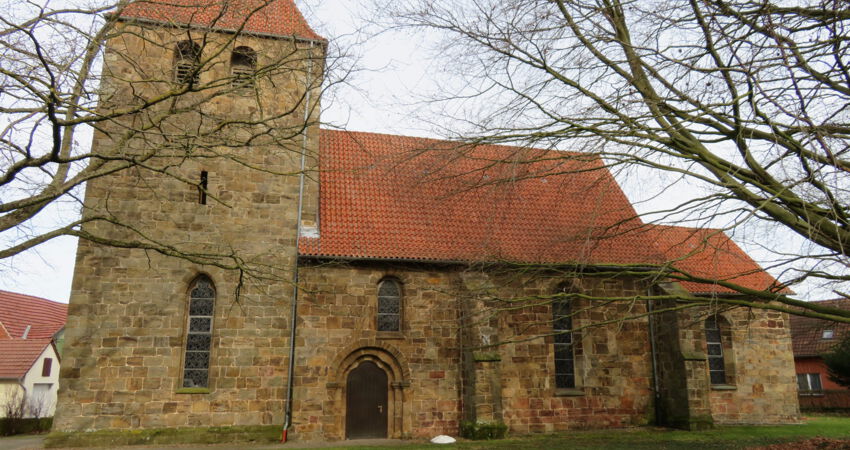 Blick auf die St. Johannes-Baptist-Kirche zu Buchholz in Petershagen