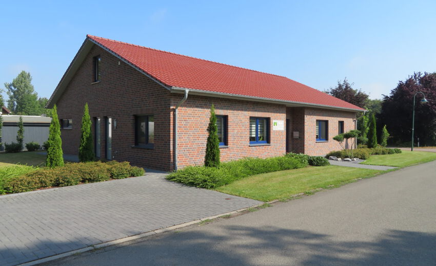 Außenansicht Bestattungshaus Meyer, Kirchweg 1 in Warmsen